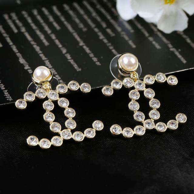 香奈儿 Chanel 最新水钻 珍珠 耳环 耳钉经典耐看 双c独特设计 原版一致黄铜材质
